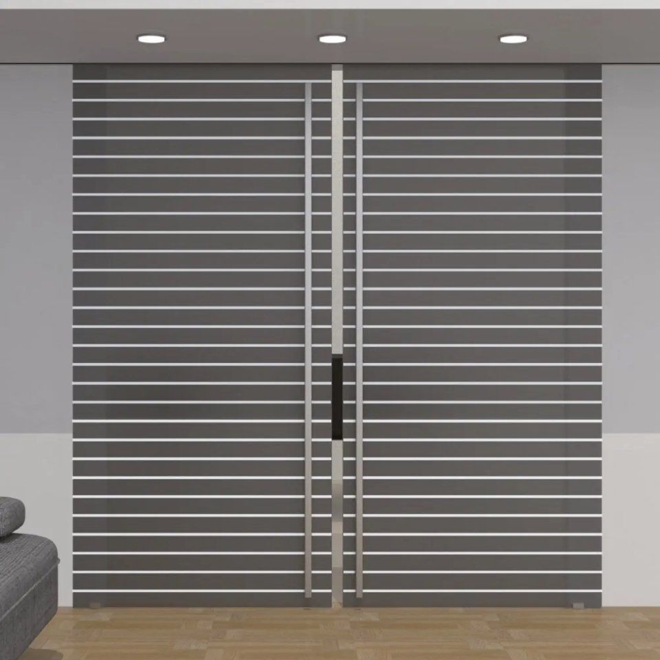 Interno moderno con porte scorrevoli in vetro grigio chiuse e un divano parziale grigio sulla sinistra.