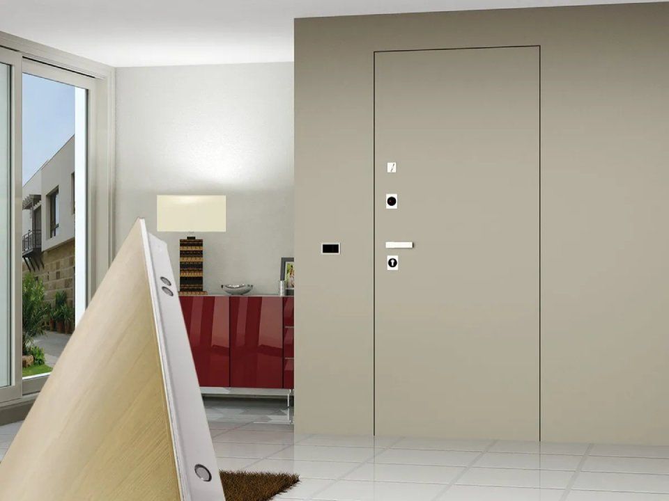 Ingresso di un appartamento moderno con porta beige, mobile rosso, lampada da terra e ampia finestra vicino alla scala.