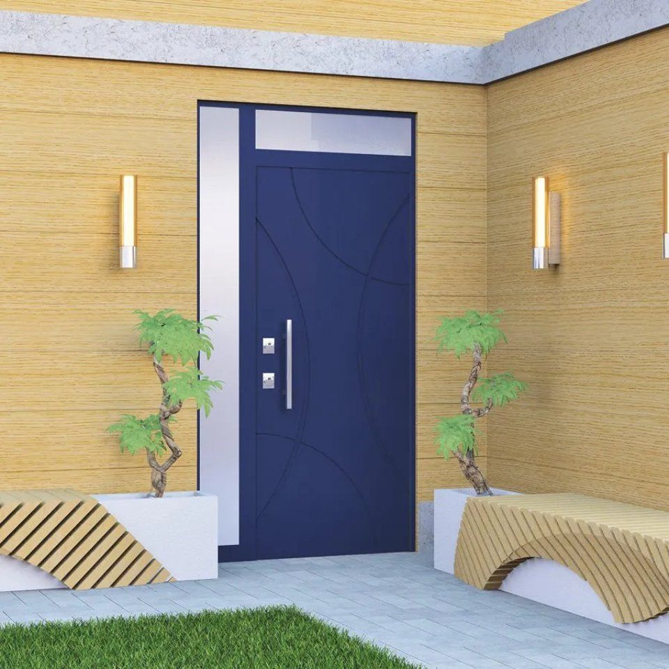 Porta d'ingresso blu moderna in un atrio in stucco beige con piante in vaso e applique a parete.