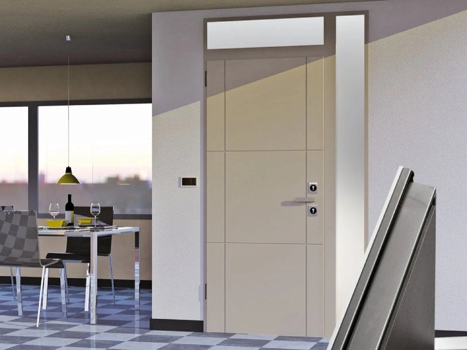 Ingresso di un appartamento moderno con porta d'ingresso beige, zona pranzo e ringhiera delle scale in primo piano.