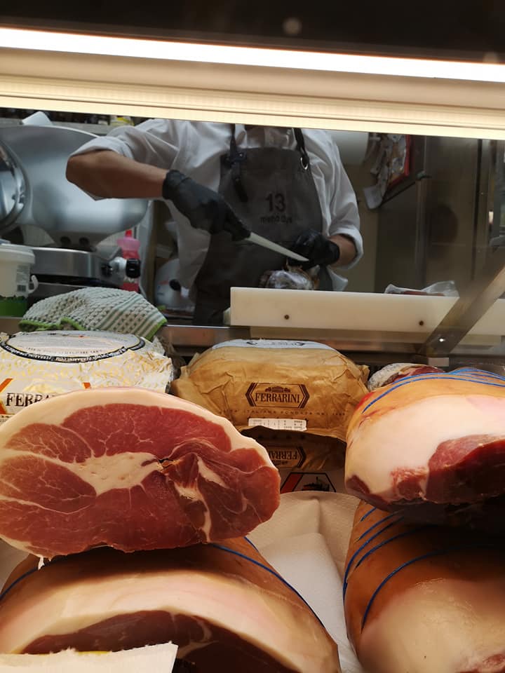 bancone di salumi tipici