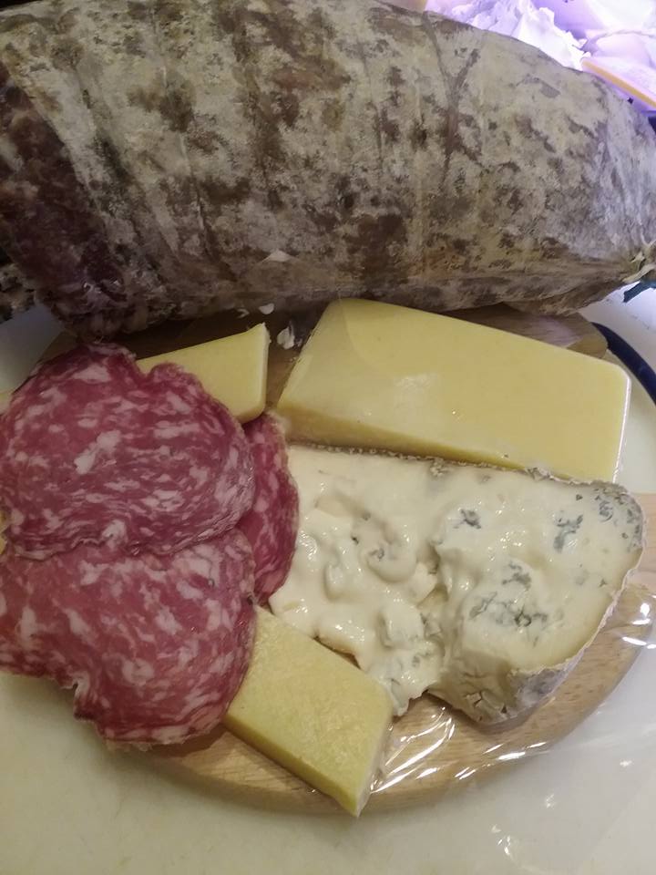 tagliere di formaggi e salumi