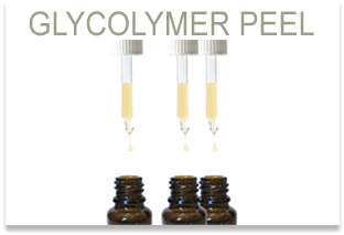 Drei Flaschen Glycolymer-Peeling auf weißem Hintergrund