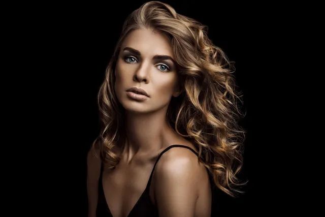 ragazza con capelli biondi e mossi