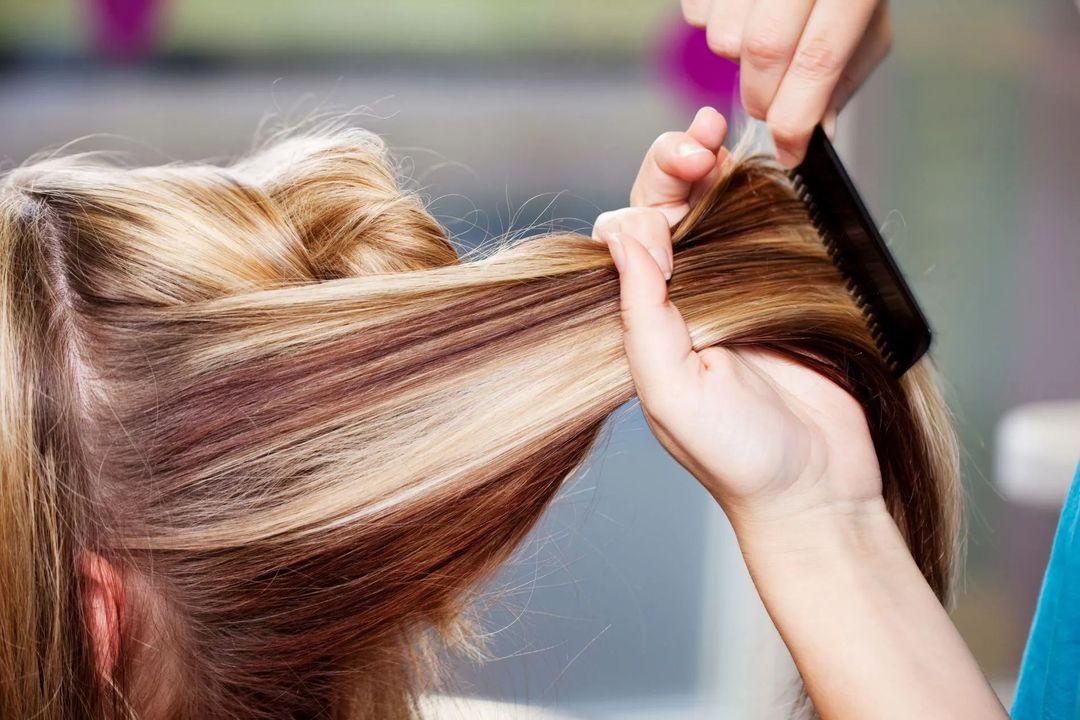 Taglio di capelli effettuato al salone di bellezza a Bologna