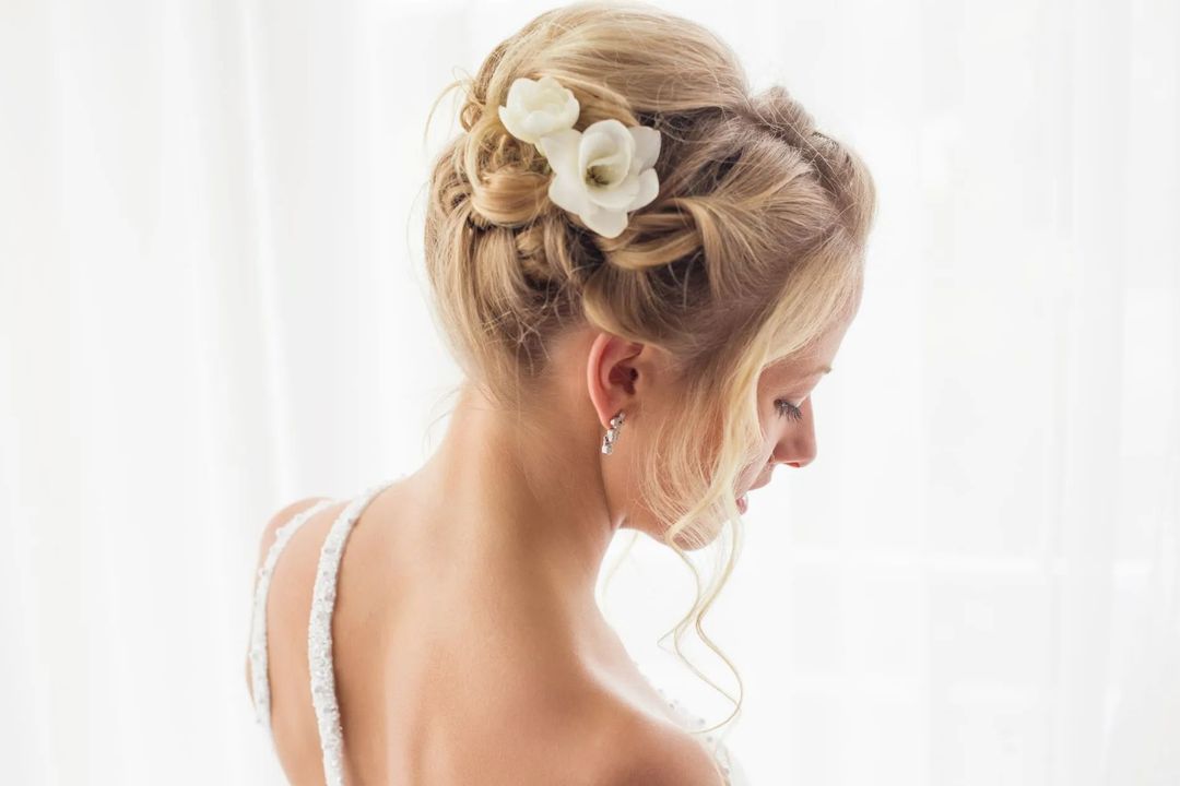 Acconciatura da sposa del salone di bellezza a Bologna