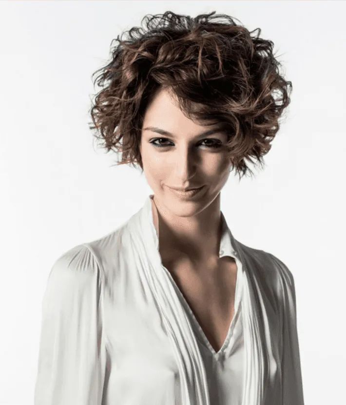 ragazza con capelli corti, castani e mossi