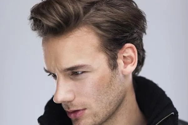 taglio uomo con riga a lato ed effetto spettinato