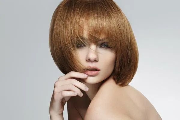 capelli rossi a caschetto con frangia