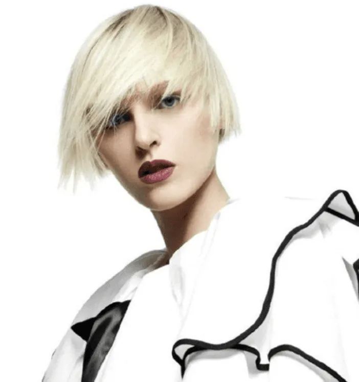 taglio corto da donna con capelli lisci e ossigenati