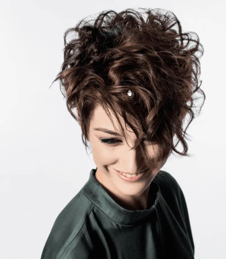 taglio corto da donna con capelli mossi