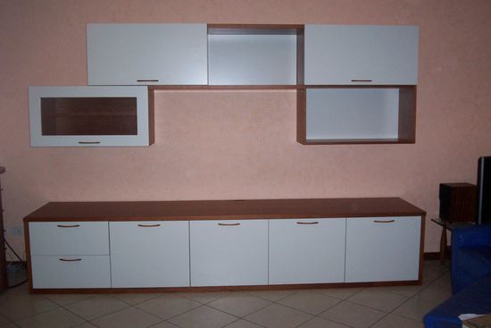 due colonnine in marmo marrone con sopra un asse di legno attorniate da un telo bianco a Segrate, MI