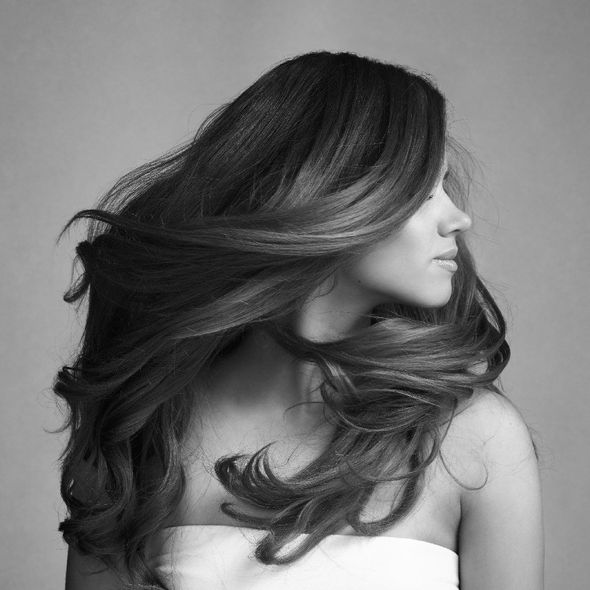 Modella con capelli trattati con prodotti professionali