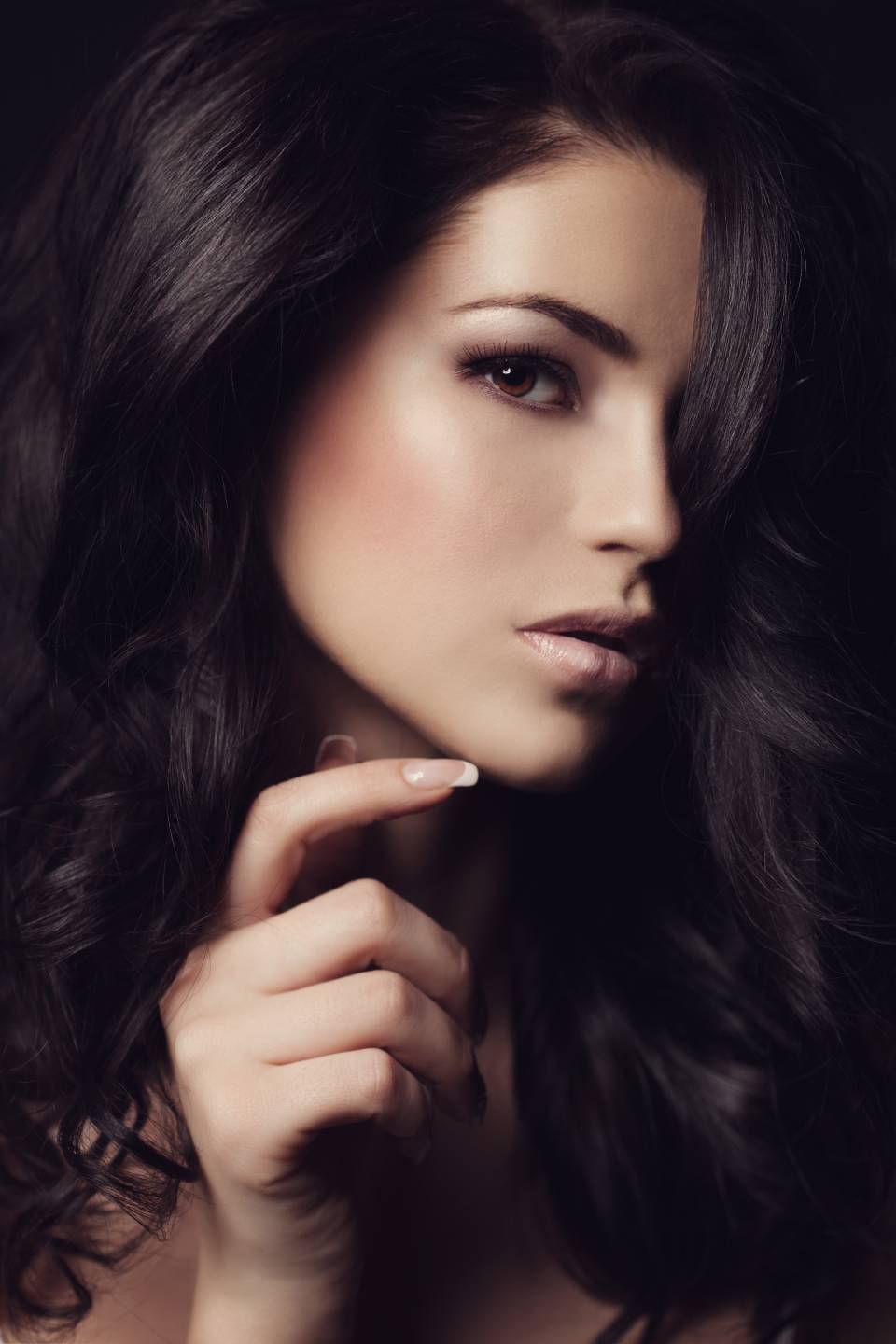 Modella con capelli lunghi trattati professionalmente