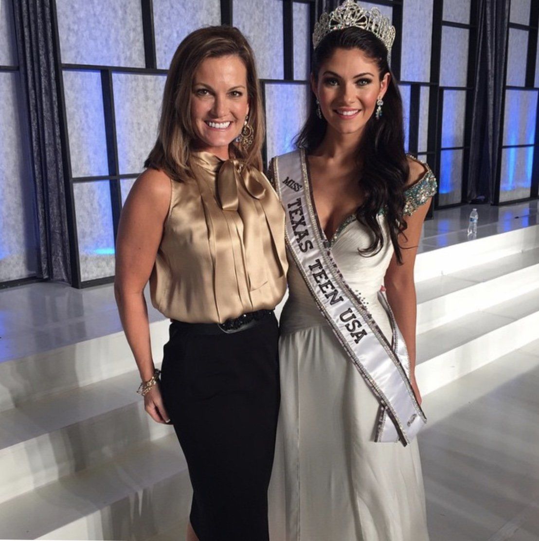 Picture of Lisa Dean with a contestant