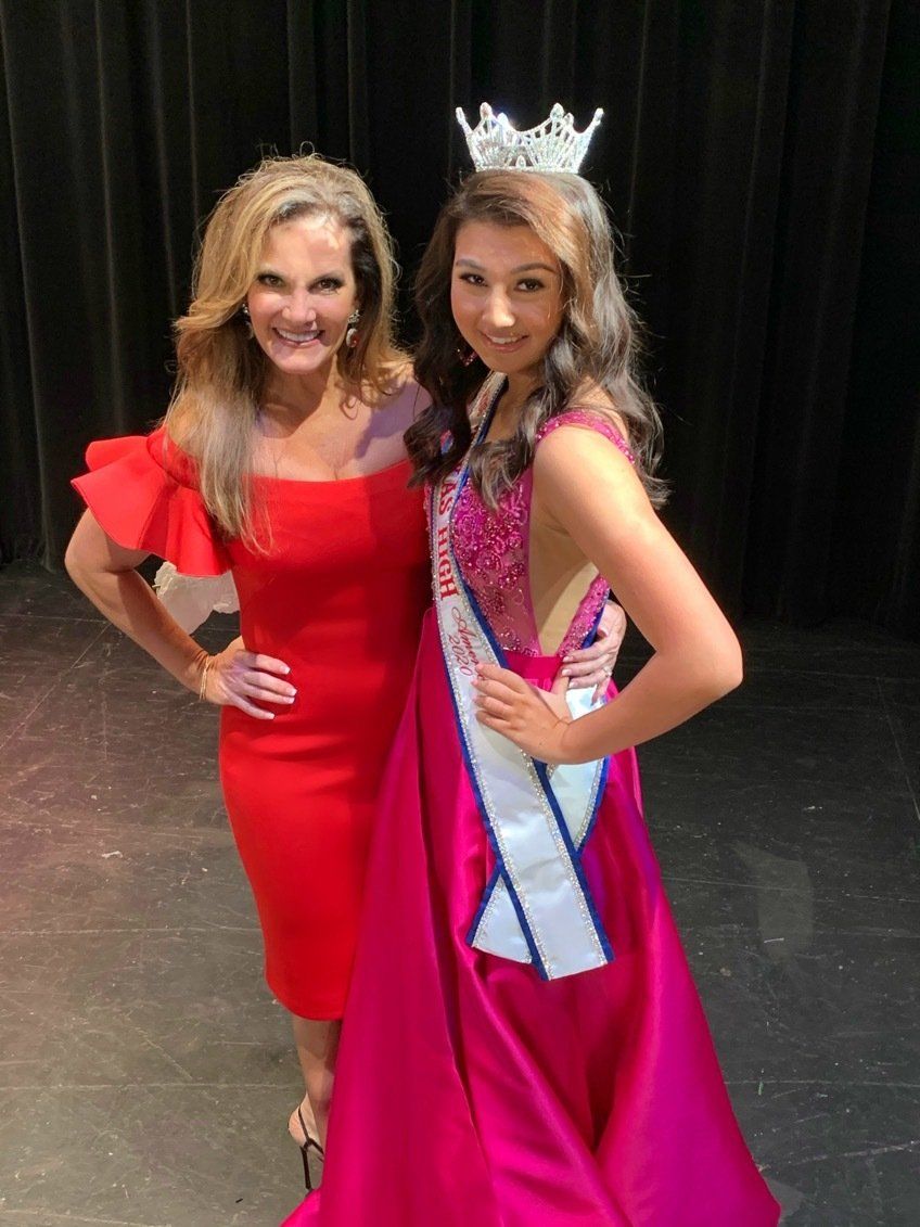 Picture of Lisa Dean with a contestant