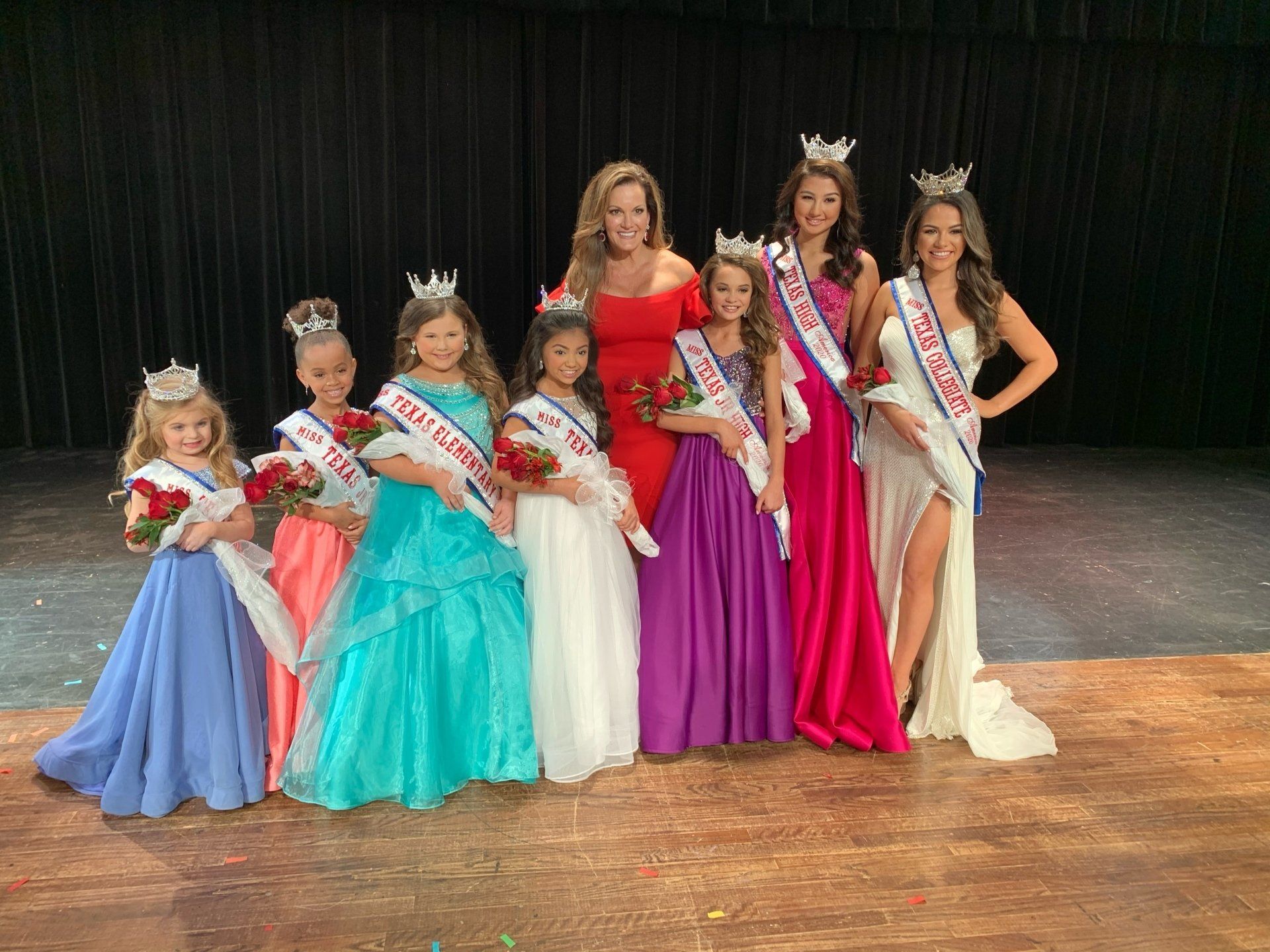 Picture of Lisa Dean with contestants