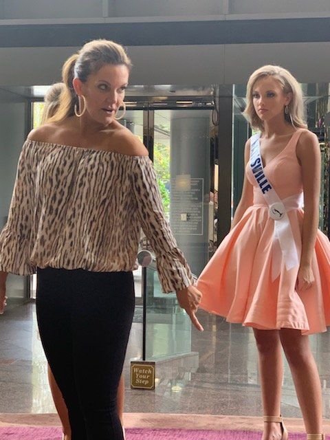 Picture of Lisa Dean with a contestant