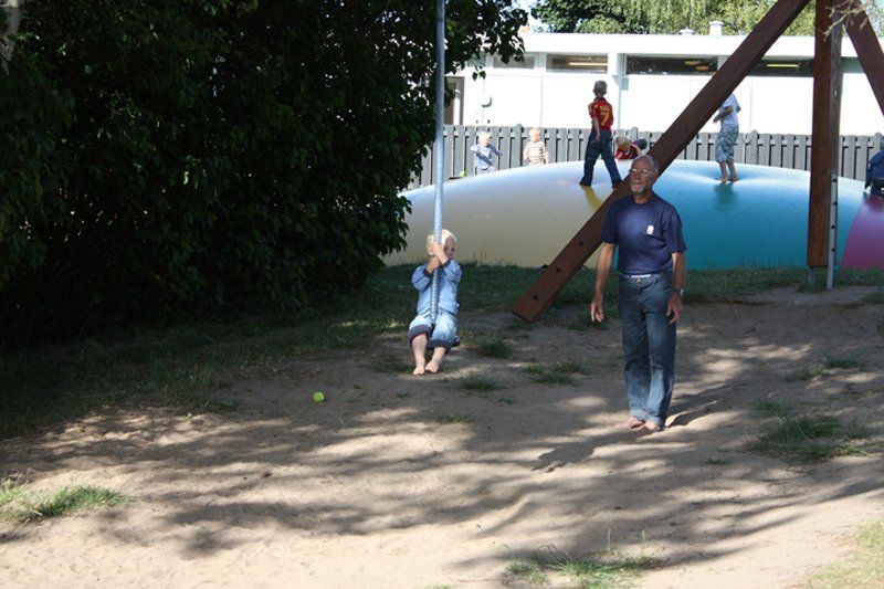 Sjov paa legepladsen med svaevebane og stor hoppepude ved Vesterlyng Camping.