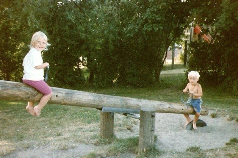 Boern der leger paa legepladsen hos Vesterlyng Camping paa Sjaelland.