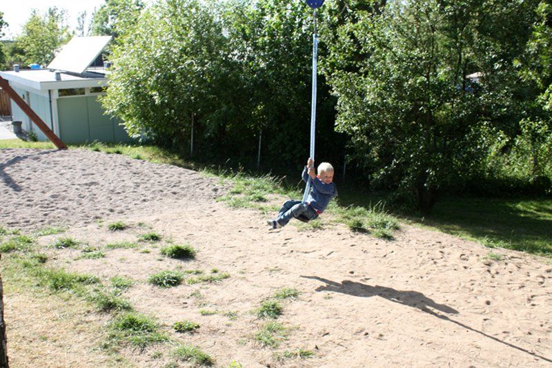 Sjov paa svaevebanen paa den boernevenlige legeplads hos Vesterlyng Camping paa Sjaelland.