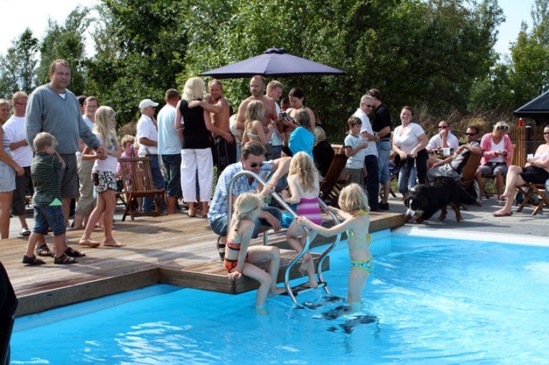 Mange glade gæster samlet til poolfest.