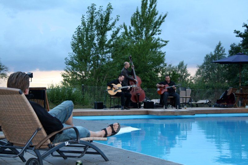 Live musik og hygge ved kanten af swimmingpoolen.