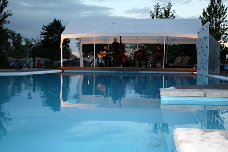 Musikarrangement ved swimmingpoolen om aftenen.