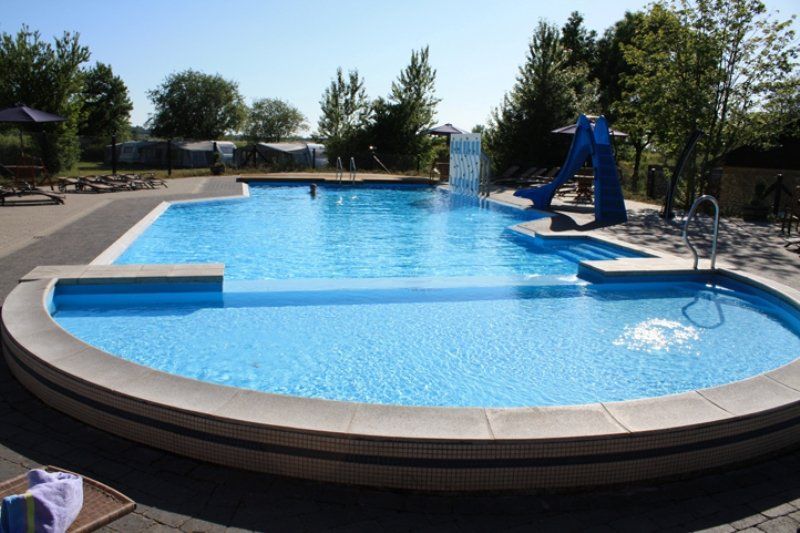 Den store swimmingpool med sjov vandrutsjebane.