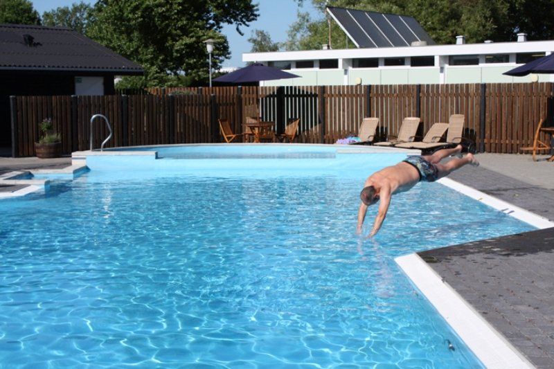 Sjovt udspring i den blå swimmingpool.