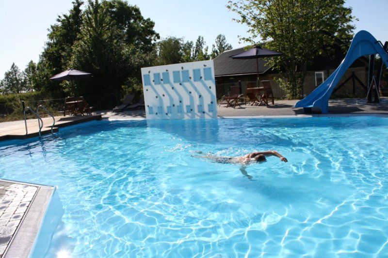 En person svømmer en tur i den store pool.