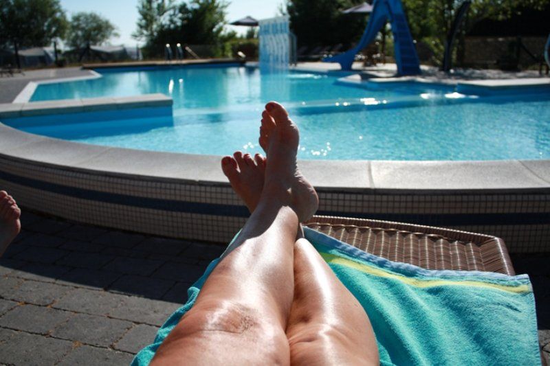 Den store udendørs swimmingpool på Vesterlyng Camping.