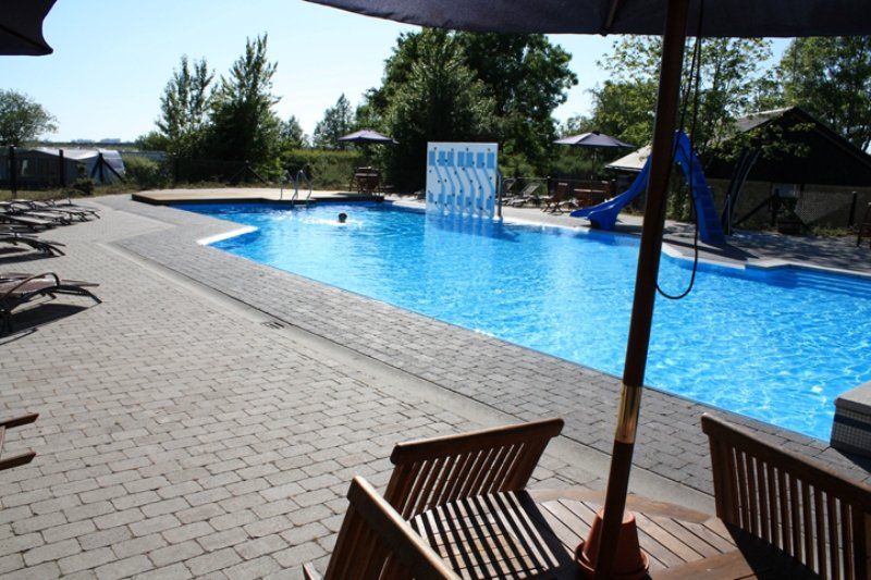 Den indbydende pool klar til badegæster.