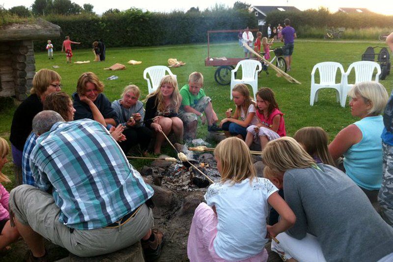 Hyggelig bålplads og aftenstemning for hele familien på Vesterlyng Camping på Sjælland.