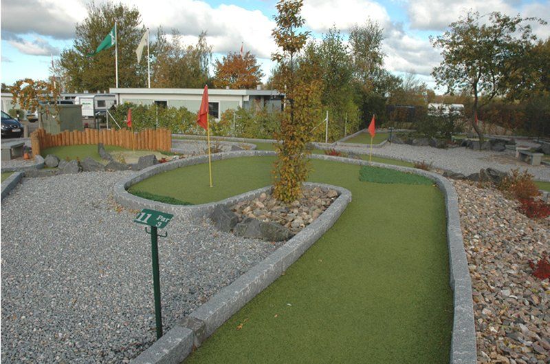 Flot anlagt minigolfbane med grønne baner.