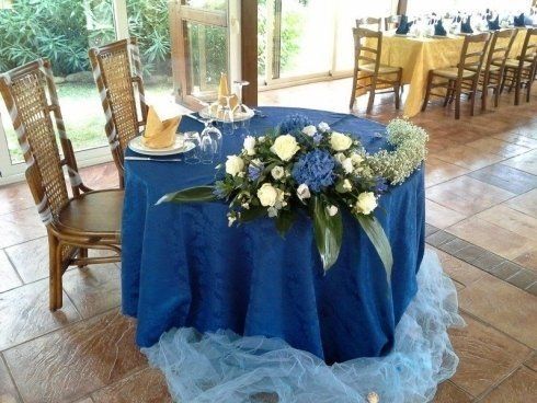 tavolo con addobbi floreali