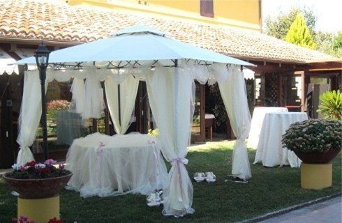 allestimento di tavolo nel giardino