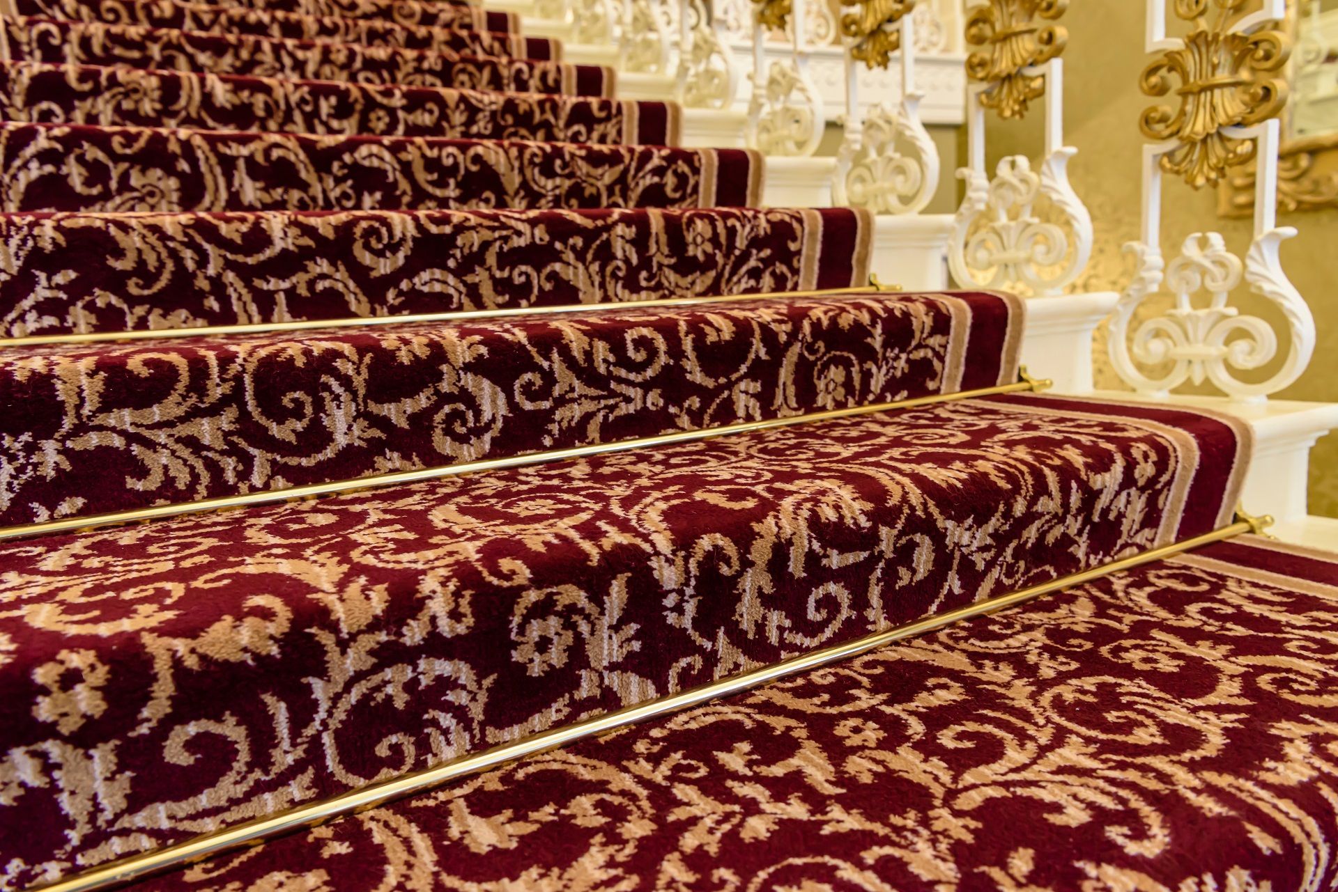 scala con tappeto con motivo rosso e dorato