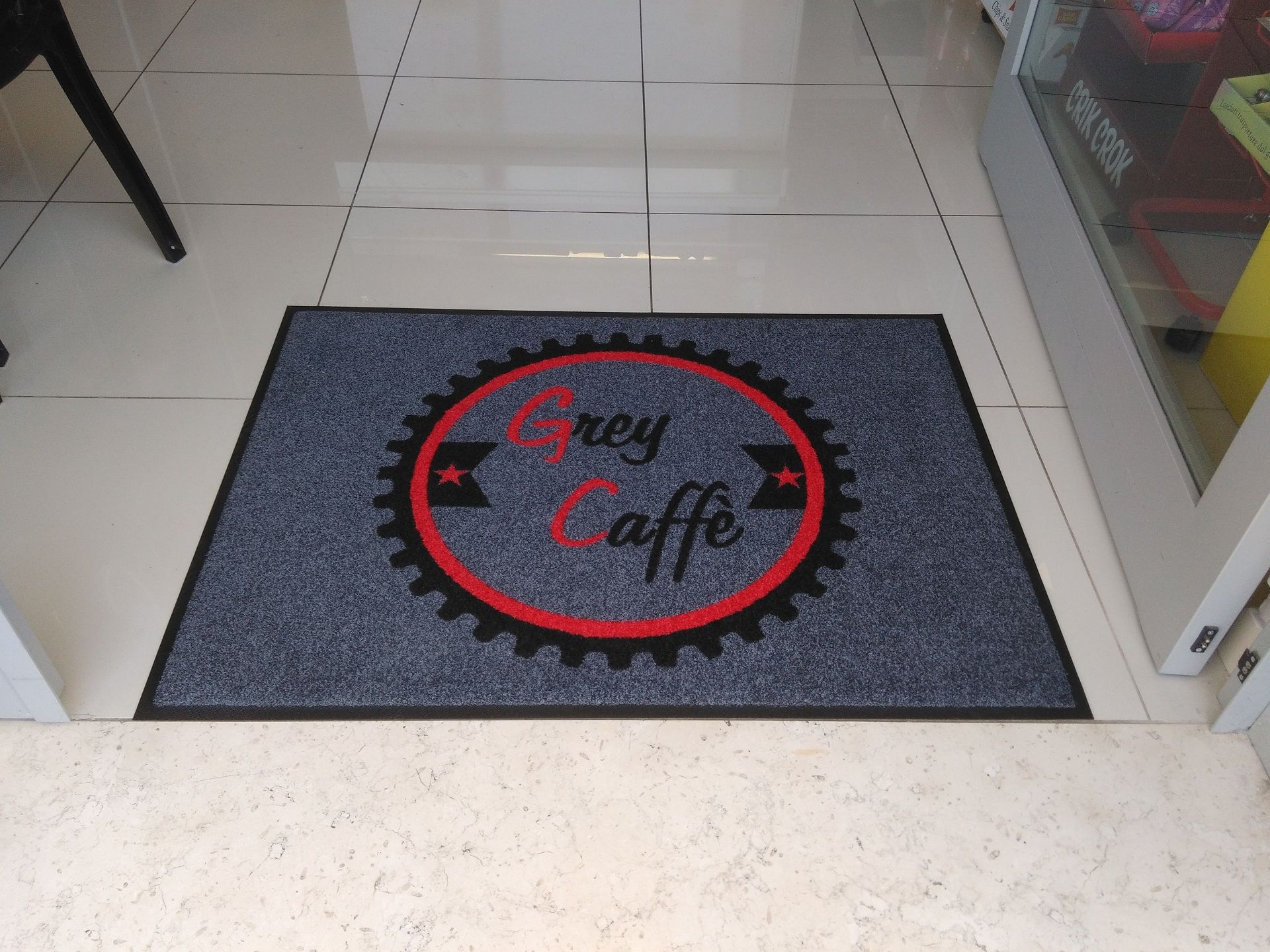 tappeto personalizzato con logo nero e grigio