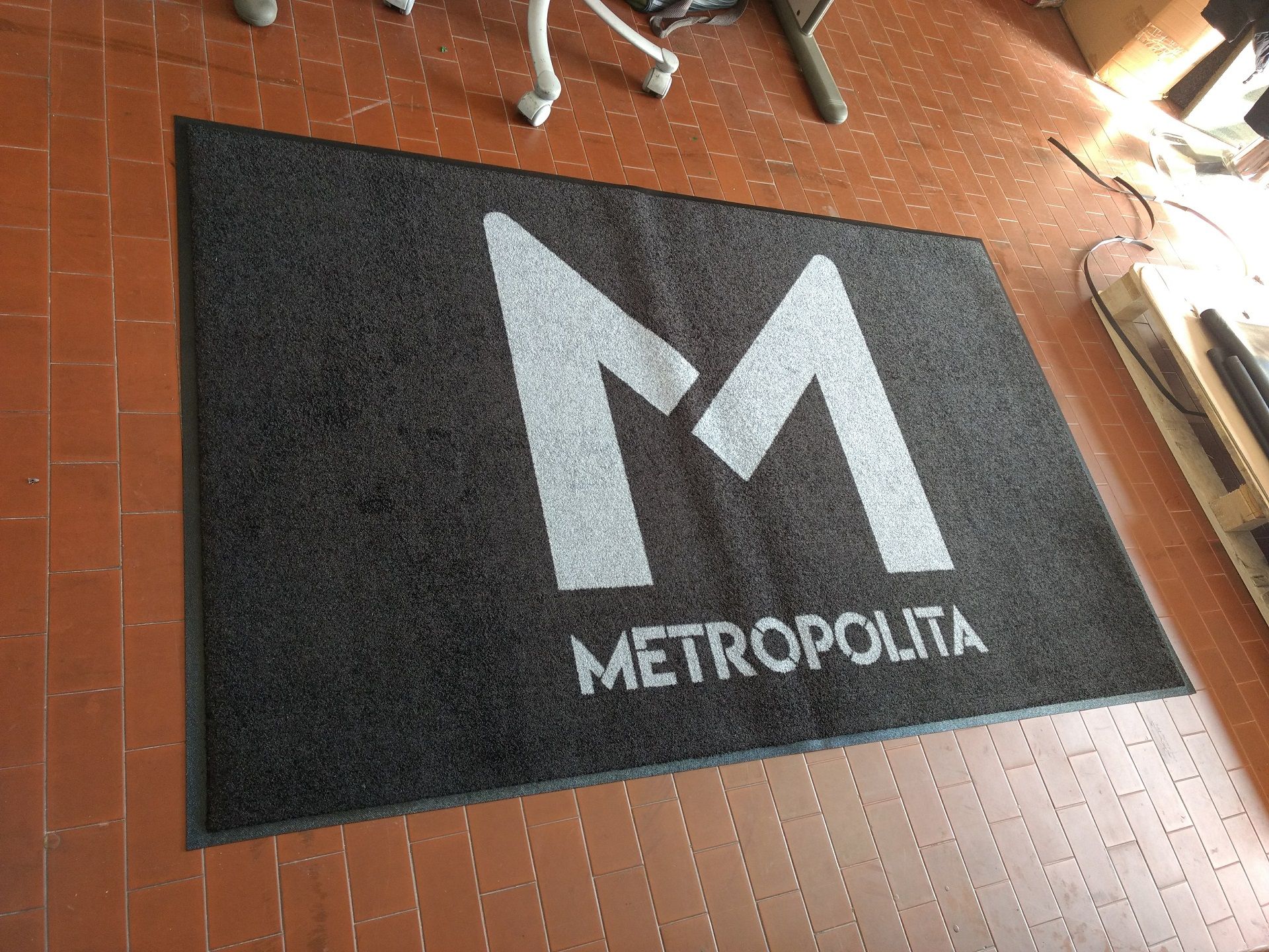 asciugapasso nero con logo bianco