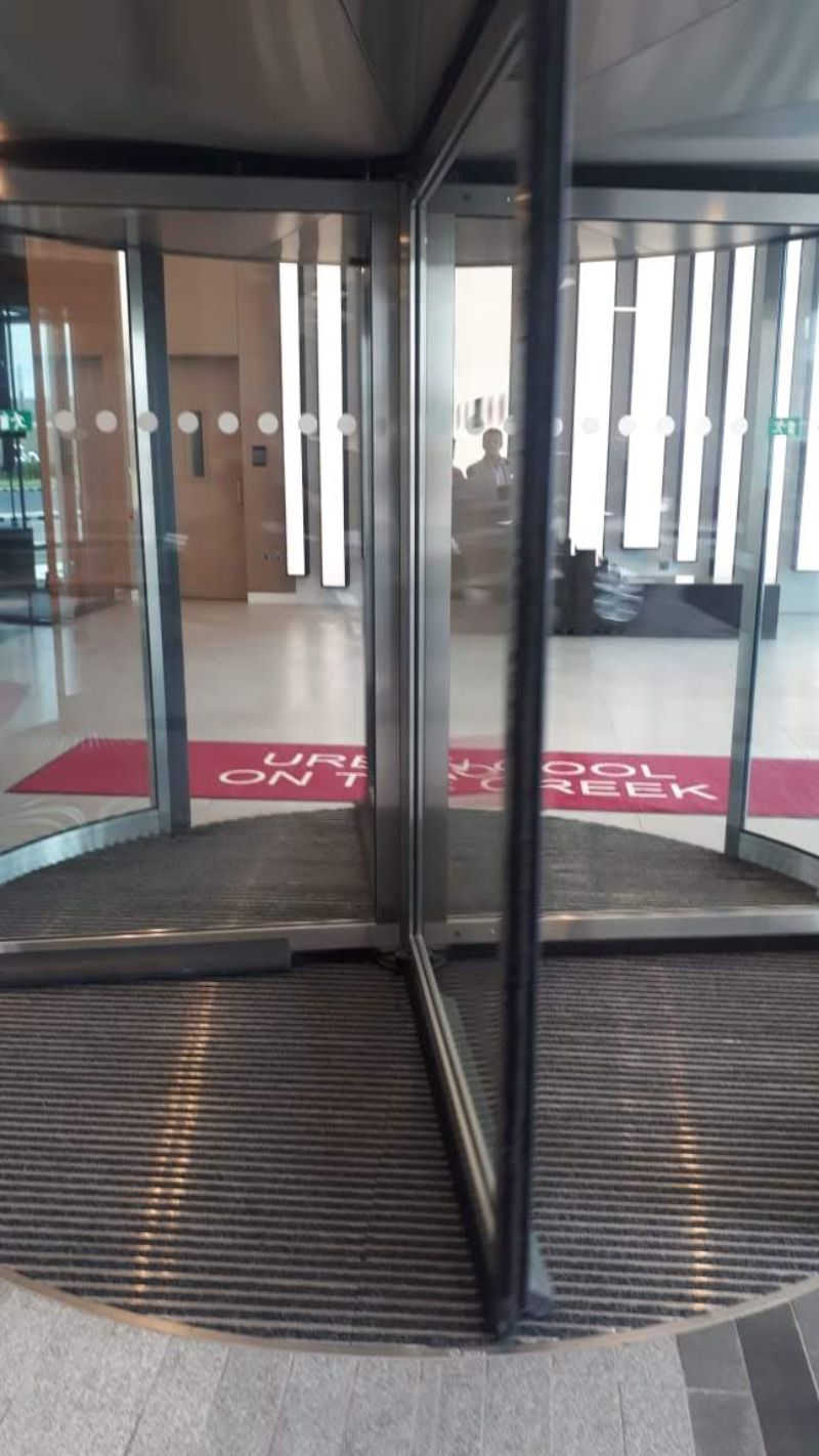 tappeto tecnico in un entrata di un albergo
