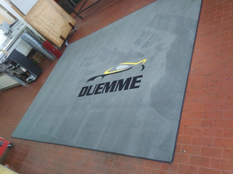tappeto personalizzato grigio scuro