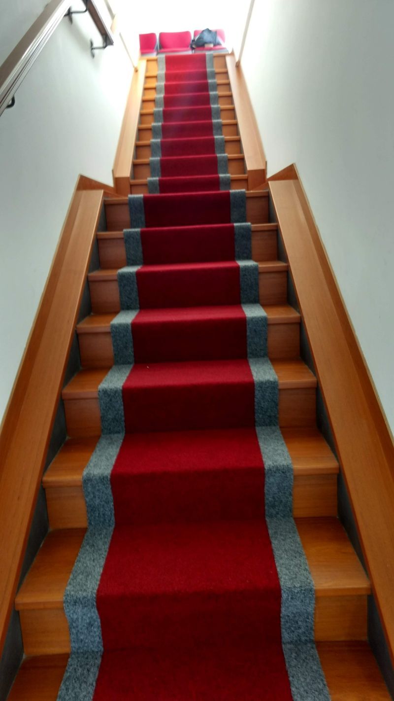moquette rossa e grigia su scale