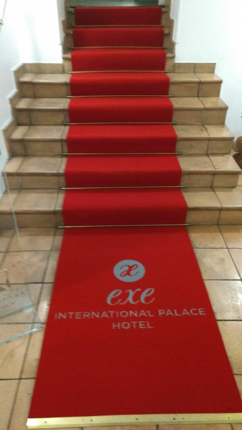 moquette su scalini di un hotel