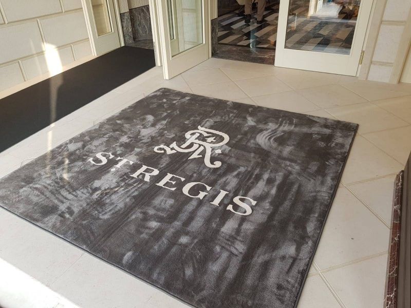 moquette grigia con scritte personalizzate