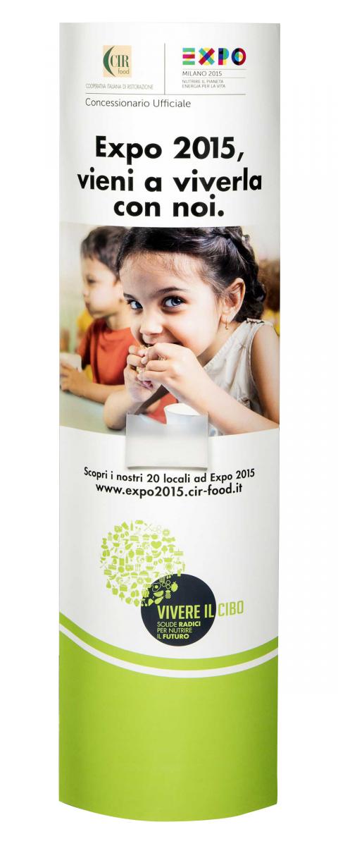 Stand promozionale per Expo 2015, raffigurante un bambino che mangia un panino e testo in italiano. Verde e bianco.
