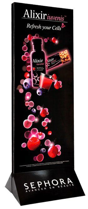 Un espositore pubblicitario per Alixir haematics. Sfondo nero con immagini del prodotto, logo Sephora in basso.