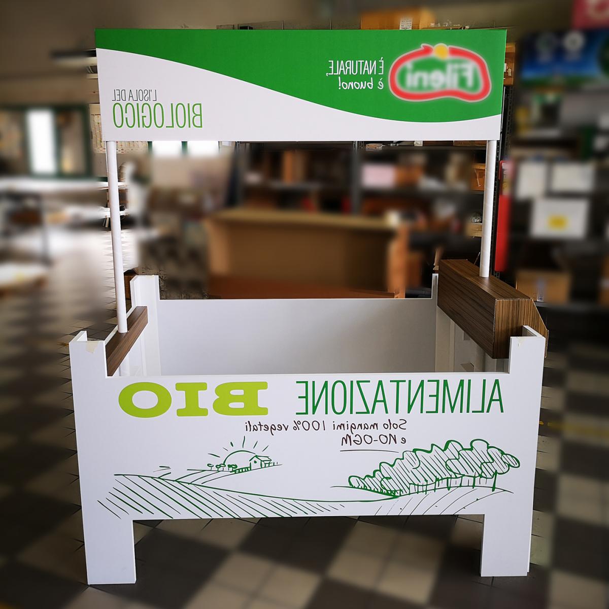Espositore in cartone con marchio verde e bianco per prodotti alimentari “BIO”.