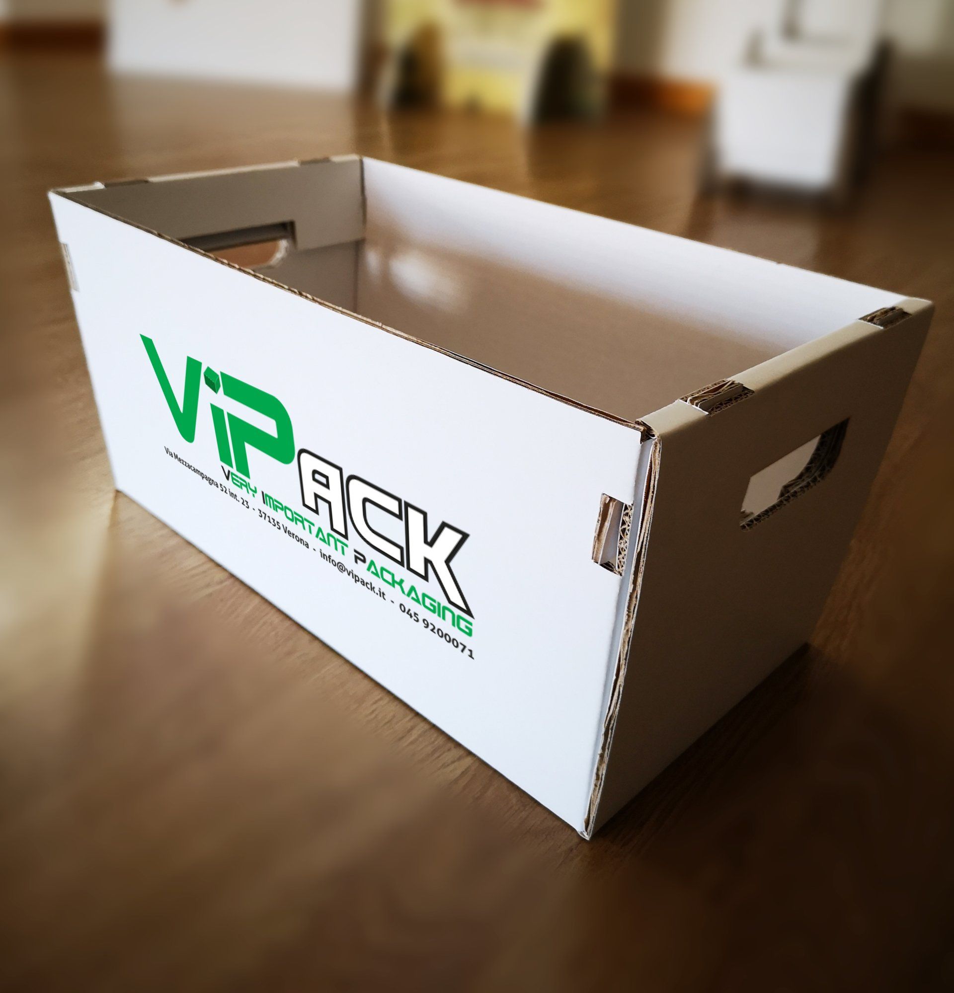 Scatola di cartone bianca con logo