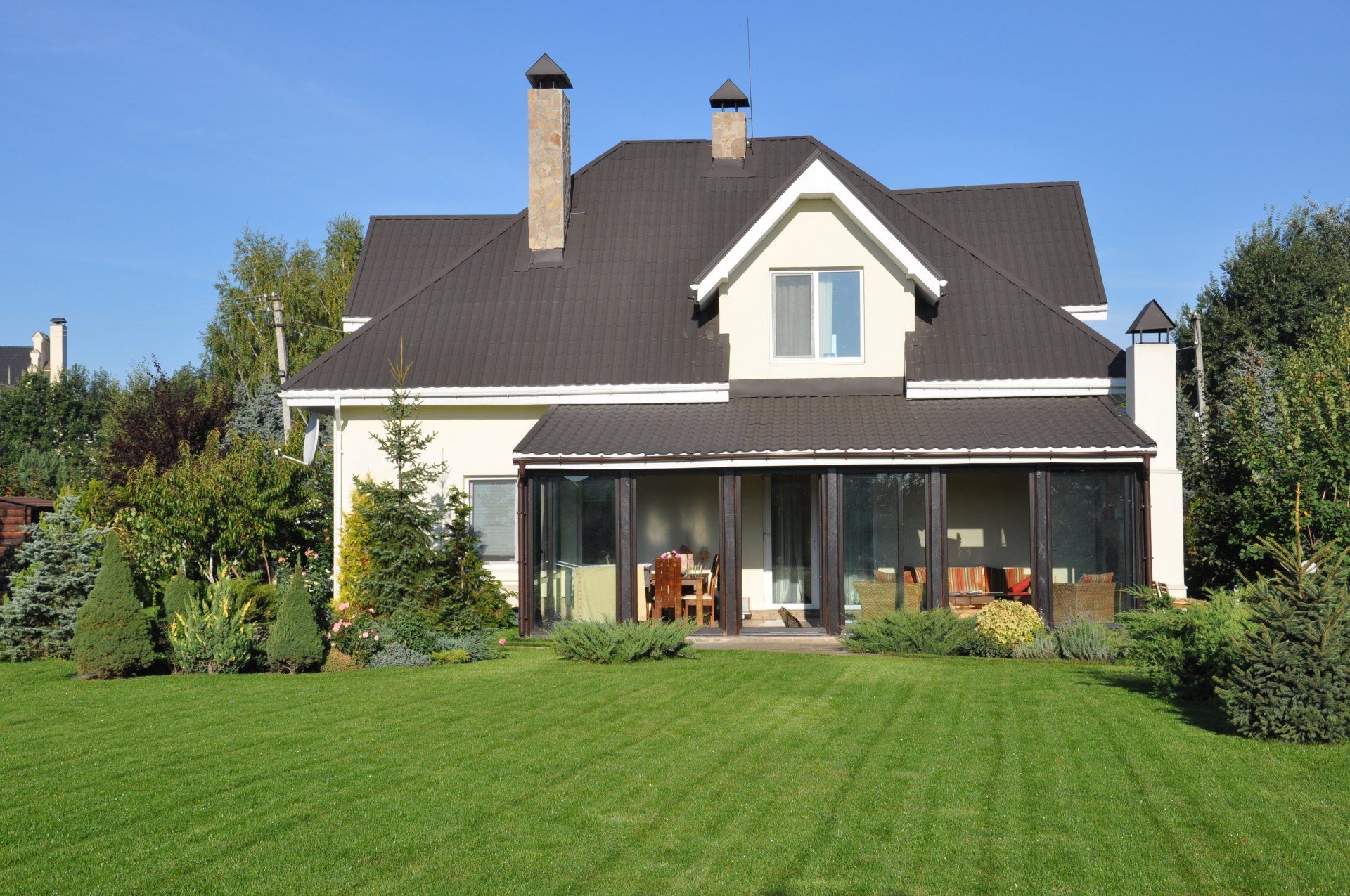 Private House — Private House with Lawn Grass
